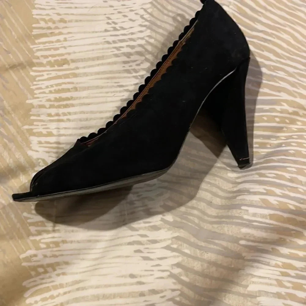 Marc by Marc Jacobs Designer Black Suede European 37 EUC Scalloped Edge - Picture 2 of 2